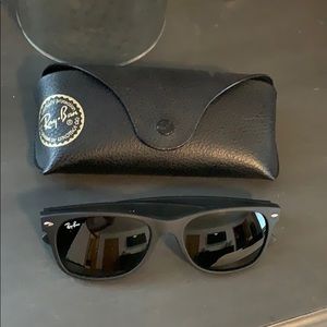 Black rayban sunglasses!